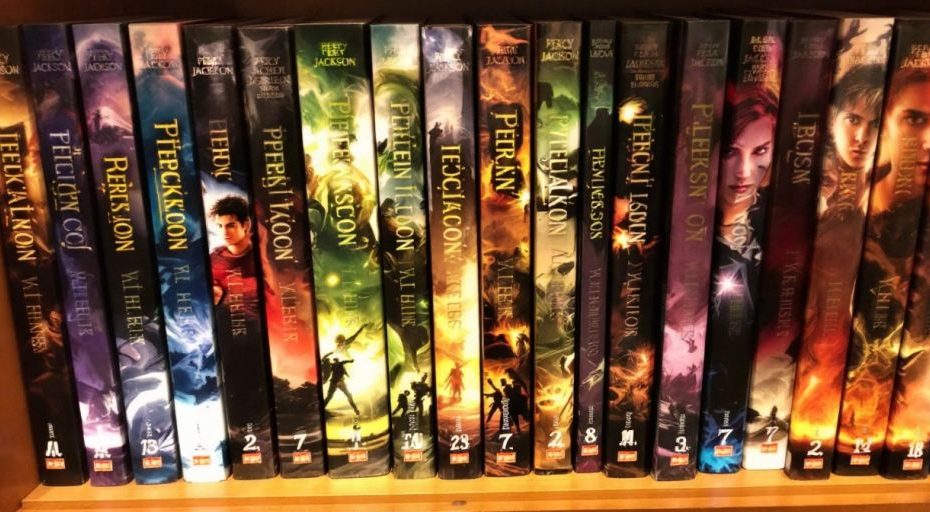 Coleção de livros do Percy Jackson em uma prateleira.